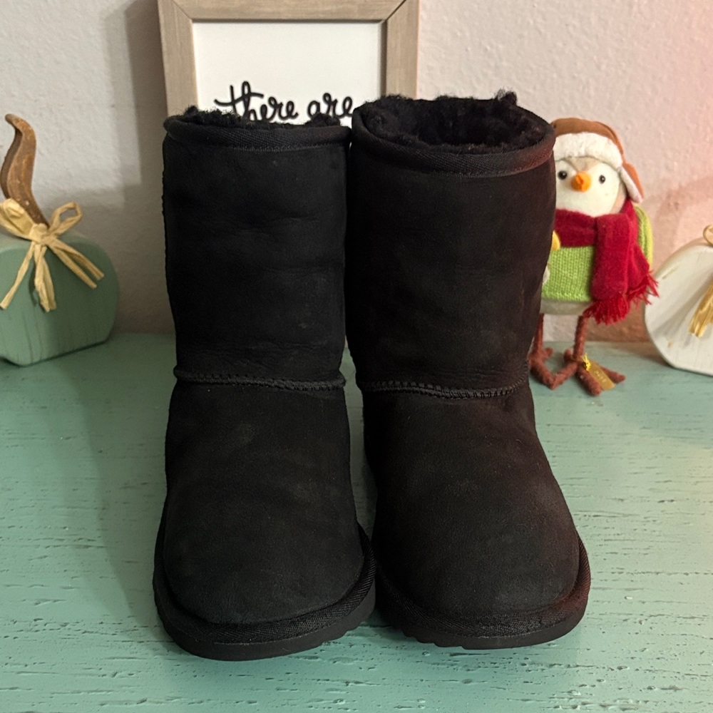 Cozy Black Ugg Boots SZ 3 no tag available box 134